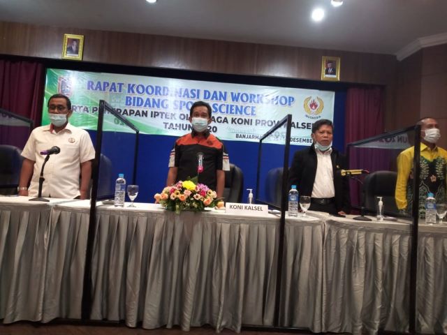 SPORT SCIENCE: Sekretaris Umum KONI Kalsel Enly Hadiyanoor (dua dari kiri) membuka pelatihan iptek olahraga di Hotel Roditha Banjarmasin, Selasa (15/12).