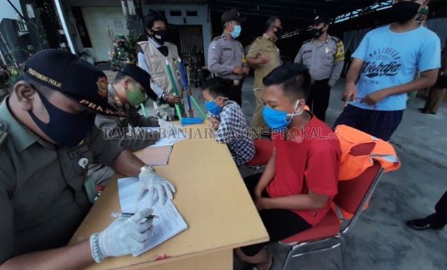 DIDENDA: Warga Banjarmasin yang tidak mengenakan masker terjaring razia dan langsung disidang di tempat. | FOTO: WAHYU RAMADHAN/RADAR BANJARMASIN