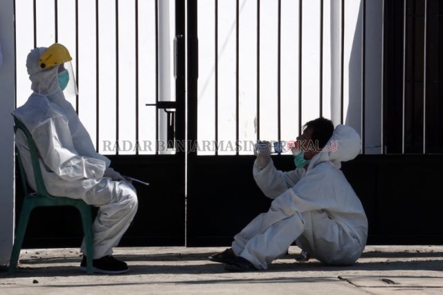 PRIORITAS: Petugas kesehatan di Banjarmasin beristirahat di sela-sela tes swab massal, beberapa waktu lalu.