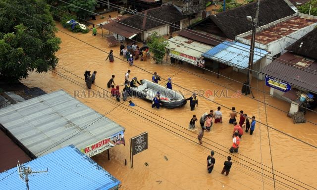PERAHU KARET: Evakuasi warga di Kecamatan Cempaka awal tahun 2020 lalu, memiliki beberapa kawasan rawan banjir, BPBD Kota Banjarbaru baru memiliki dua unit perahu karet.