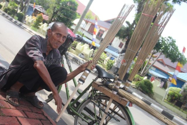 TEGAR: Suliman,penjaja sapu lidi di Barabai, Kabupaten Hulu Sungai Tengah.