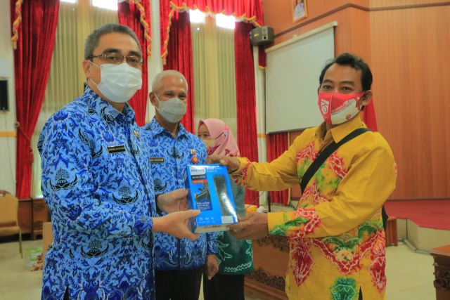 BANTUAN: Wakil Wali Kota Banjarbaru H Darmawan Jaya Setiawan, didampingi Kepala Dinas Koperasi, Usaha Kecil Menengah dan Tenaga Kerja Kota Banjarbaru Muhammad Rustam saat menyerahkan bantuan hibah peralatan dan bahan kepada para kelompok serta pelaku mikr