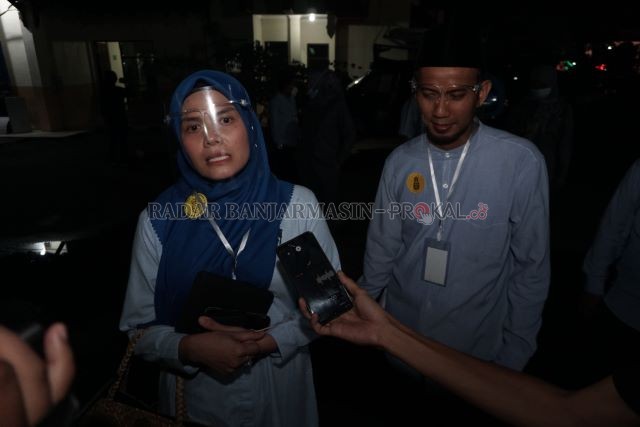 TIDAK TERIMA: Pasangan Ananda-Mushaffa seusai debat kandidat pada masa kampanye yang telah lau. | FOTO: WAHYU RAMADHAN/RADAR BANJARMASIN