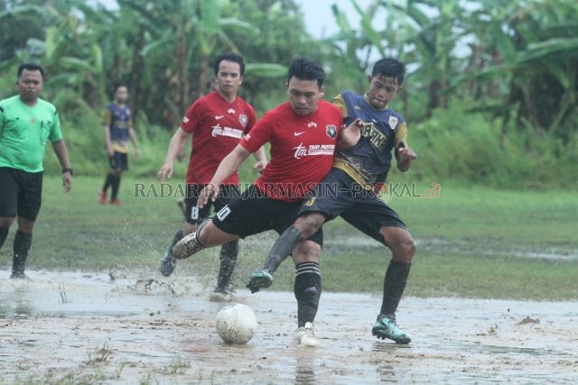 MENGHALAU: Pemain FTPK26 berupaya memotong umpan panjang dari pemain DFC.