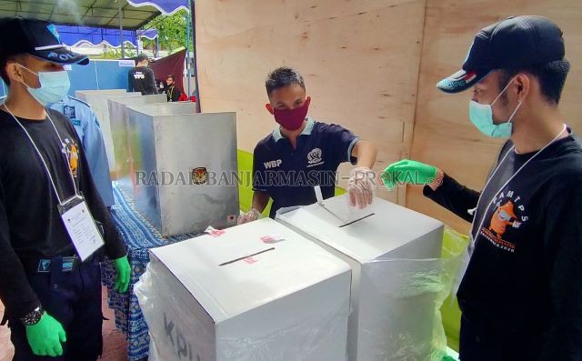 HAK SUARA: Narapidana di Lapas Teluk Dalam menggunakan hak suaranya pada Pilkada 9 Desember kemarin.