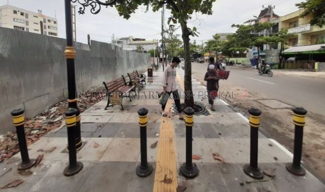 DIKLAIM LEBIH INDAH: Trotoar di Jalan Haryono MT yang rampung dibangun pemko. Sama seperti trotoar Jalan Ahmad Yani, juga dilengkapi dengan kursi pengunjung. | FOTO: WAHYU RAMADHAN/RADAR BANJARMASIN
