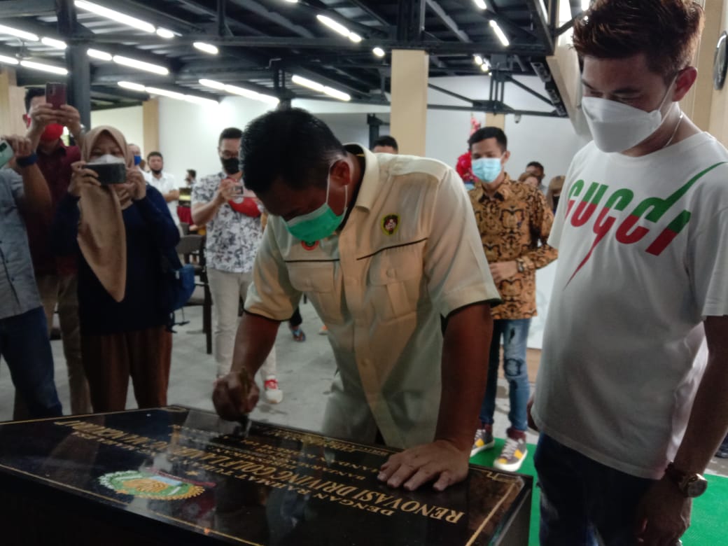 DIRESMIKAN: Danrem 101/Antasari, Brigjen Firmansyah membubuhkan tanda tangan di batu prasasti pembukaan Caviar Driving Range and Lounge, Sabtu (19/12).