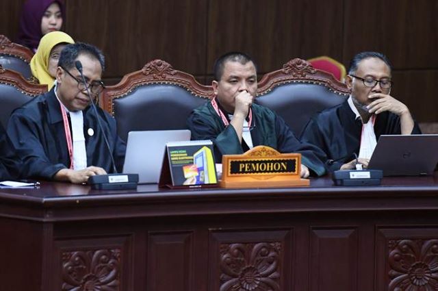 SUDAH FASIH: Denny Indrayana dan Bambang Widjajanto saat gugatan Pilpres 2019 silam. | FOTO: ISTIMEWA