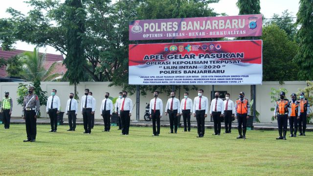 GELAR PASUKAN: Wakil Wali Kota Banjarbaru H Darmawan Jaya Setiawan saat memimpin apel gelar pasukan operasi Lilin Intan-2020 di lapangan Polres Banjarbaru, kemarin (21/12). | FOTO: HUMAS DAN PROTOKOL PEMKO BANJARBARU