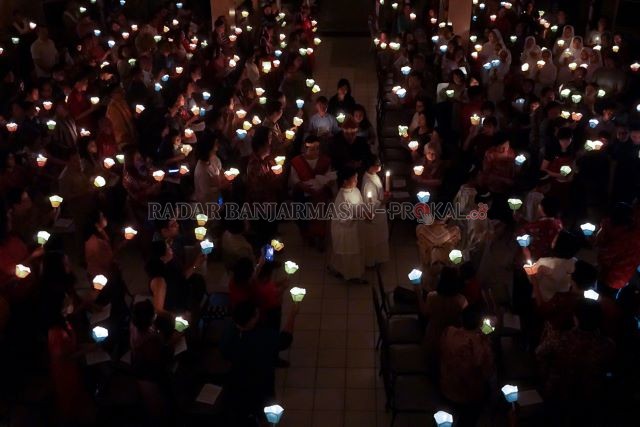 KHIDMAT: Suasana malam Natal di Gereja Batu, Banjarmasin, setahun yang lewat. Sebelum Natal dan setelah tahun baru, masyarakat menikmati cuti bersama selama 11 hari. | FOTO: DOKUMEN RADAR BANJARMASIN