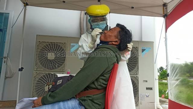 WAJIB LAGI: Suasana layanan rapid test antigen di Bandara Internasional Syamsudin Noor, kemarin. Pemerintah Provinsi Kalsel akan mewajibkan masyarakat yang ingin masuk ke Banua menunjukkan hasil rapid test antigen negatif, selama libur Natal dan Tahun Bar
