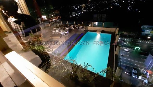 HOTEL BERBINTANG: Kolam renang sebuah hotel berbintang di Banjarmasin dengan latar belakang Jalan Ahmad Yani. Foto diambil belum lama ini. | FOTO: WAHYU RAMADHAN/RADAR BANJARMASIN