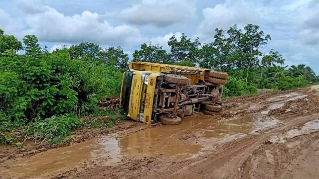 KORBAN: Truk terbalik di ruas jalan Pulau Laut Barat - Pulau Laut Kepulauan diduga karena jalan rusak, baru-baru tadi. | Foto: Warga for Radar Banjarmasin