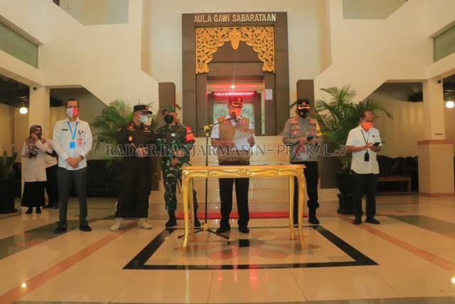 BATASI: Sekdako Banjarbaru, Said Abdullah (tengah) bersama unsur Forkopimda menggelar konferensi pers terkait maklumat pembatasan operasional di momen Nataru. | Foto: Muhammad Rifani/Radar Banjarmasin