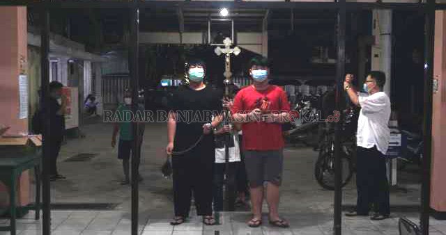 MENJELANG NATAL: Panitia di Gereja Katedral Keluarga Kudus menyiapkan perayaan Natal dengan menerapkan protokol kesehatan. | FOTO: WAHYU RAMADHAN/RADAR BANJARMASIN