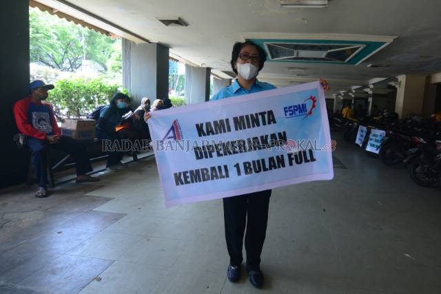 TUNTUT HAK: Karyawan Grand Mentari berkumpul di halaman parkir hotel. Mereka kompak tidak bekerja sampai tuntutan dipenuhi manajemen hotel. | FOTO: WAHYU RAMADHAN/RADAR BANJARMASIN