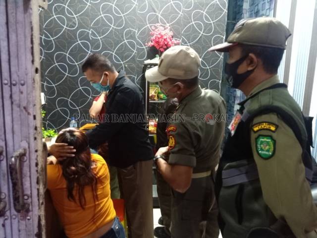 PENEGAKAN PERBUP: Satpol PP Tapin beberapa waktu lalu saat melakukan imbauan terkait penerapan Perbup tahun 2020 tentang Pembatasan Kesehatan Masyarakat (PKM). | Foto: Dok/Radar Banjarmasin.