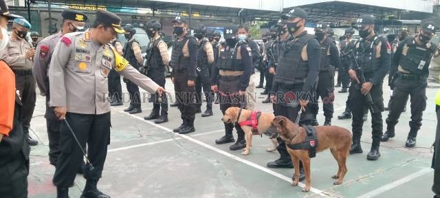 CEK PASUKAN: Kapolresta Banjarmasin Kombes Pol Rachmat Hendrawan mengecek kesiapan pasukan yang diturunkan untuk mengamankan perayaan Natal. | FOTO: MAULANA/RADAR BANJARMASIN
