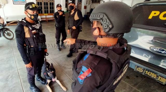 UNIT K9: Unit di bawah Polda Kalsel ini khusus melatih anjing pelacak. Foto diambil di sebuah gereja di Banjarmasin, kemarin (24/12). | Foto: ENDANG SYARIFUDDIN/RADAR BANJARMASIN