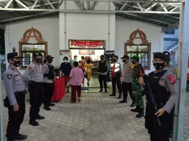 PENGAWALAN: Sebanyak 19 personel gabungan TNI-Polri mengamankan malam misa di Desa Labuan, Kecamatan Batang Alai Selatan.