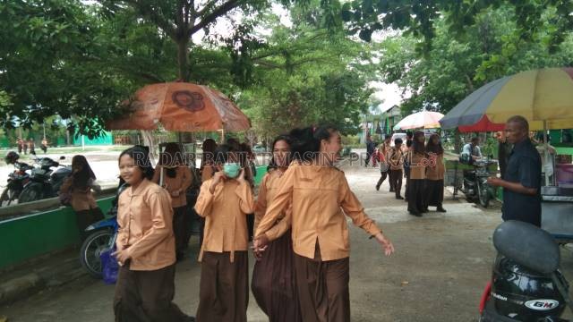SEKOLAH: Para siswa SMP di Banjarbaru saat masih bersekolah, sebelum Covid-19 mewabah. Saat ini sudah ada 22 sekolah yang mengajukan izin kembali belajar tatap muka ke Dinas Pendidikan Kota Banjarbaru. | DOK