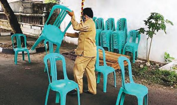 Sejak kemarin (7/12), masyarakat Banjarmasin mulai sibuk mendirikan tempat pemungutan suara (TPS) untuk Pilwali Banjarmasin dan Pilgub Kalsel.