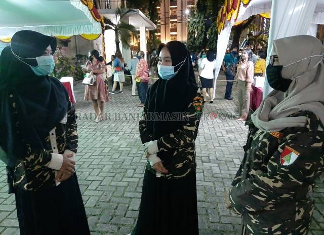 Dari kiri ke kanan, Nor Halimah, Zulfa dan Ina. Ketiganya anggota Denwatser Banser.