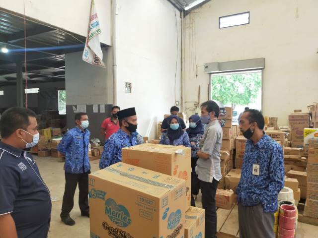 PANTAU HARGA: Pemerintah Kabupaten Tanah Bumbu melalui Satgas Pangan memantau harga bahan kebutuhan pokok di sejumlah distributor dan pasar yang ada di wilayah Kecamatan Simpang Empat.