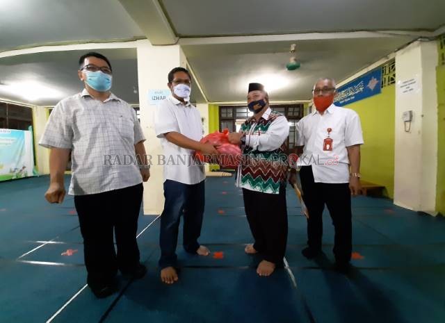 TOLERANSI: Pengurus Gereja Batu menyerahkan bantuan sembako kepada pengelola Masjid Agung, kemarin (28/12). | FOTO: WAHYU RAMADHAN/RADAR BANJARMASIN