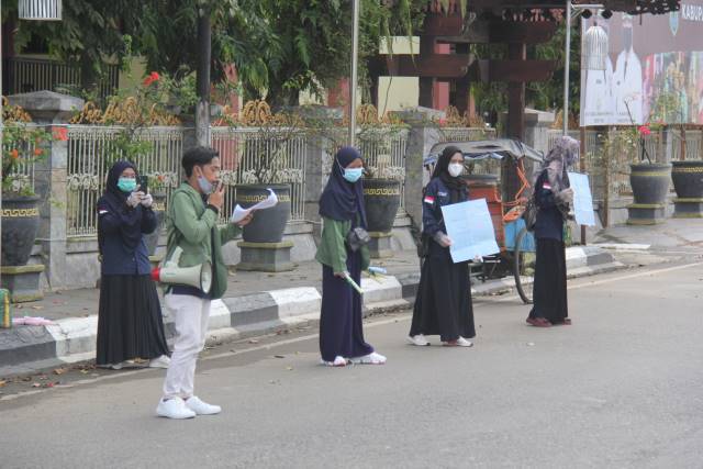 AJAKAN: Mahasiswa STIA Amuntai yang tergabung dalam ISI mengajak masyarakat tidak merayakan pergantian tahun baru.