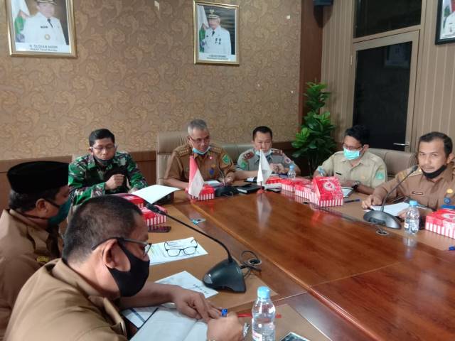 SAMBUTAN: Plt Dinas Pendidikan dan Kebudayaan Kabupaten Tanah Bumbu H. Abdul Latief saat membacakan sambutan Bupati Tanbu H Sudian Noor di ruang rapat Kantor Wakil Bupati Tanbu.