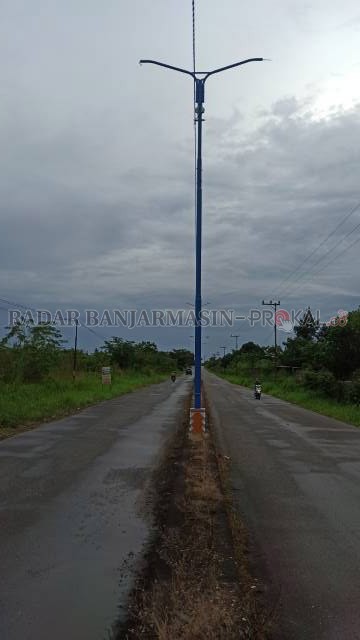 RUSAK: Salah satu tiang PJU di Jalan Guntung Manggis yang tidak ada lampunya karena terjatuh, kemarin. Di sini ada banyak tiang PJU yang keropos, tahun depan Pemko Banjarbaru akan menggantinya. | FOTO: SUTRISNO/RADAR BANJARMASIN
