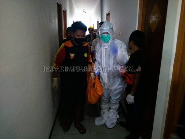 LEMAHNYA PENGAWASAN: Jenazah korban pembunuhan ketika dievakuasi dari kamar nomor 308 Hotel Mira di Jalan Haryono MT beberapa waktu yang lalu. Lemahnya pengawasan pemko terhadap penginapan di Banjarmasin ditengarai salah satu penyebab kejadian ini bisa te