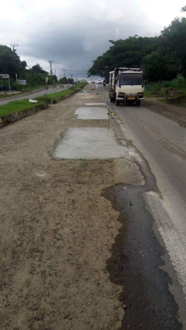 DIASPAL LAGI: Kondisi Jalan Trikora yang sebelumnya mengalami kerusakan cukup parah, kemarin (30/12) sudah ditambal lagi oleh Dinas PUPR Kalsel. | FOTO: DINAS PUPR KALSEL