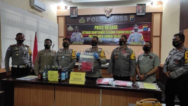 PRESS RELEASE: Kapolres HSS AKBP Siswoyo didampingi bersama Wakapolres Kompol Reinaldo dan Kabagops Kompol Agus, menunjukkan barang bukti tidak pidana. | FOTO: SALAHUDIN/RADAR BANJARMASIN