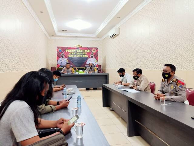 PRESS RELEASE: Kapolres Batola AKBP Lalu Mohammad Syahir Arif menyampaikan keterangan akhir tahun 2020 kepada awak media. | Foto: Ahmad Mubarak/Radar Banjarmasin