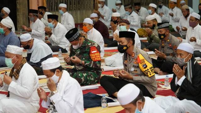 MOMENTUM: Unsur pemerintah dan ulama di HSU menggelar salat hajat menyambut pergantian tahun 2020-2021.