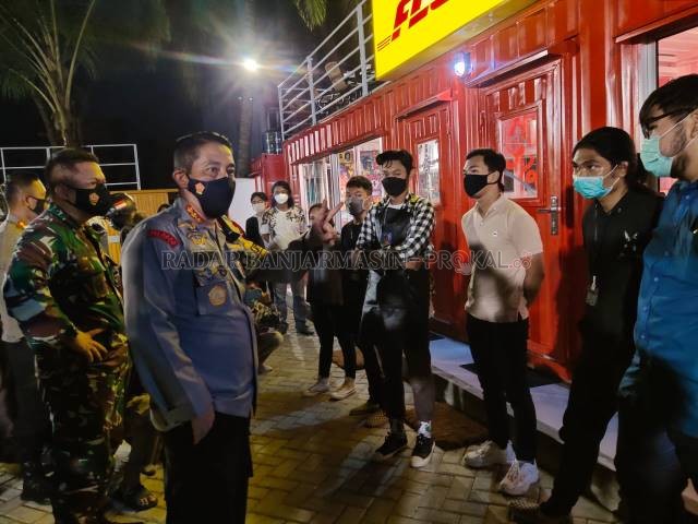 BERI PERINGATAN: Petugas dari TNI dan Polri saat merazia sebuah kafe di Banjarmasin. | FOTO: M OSCAR FRABY/RADAR BANJARMASIN