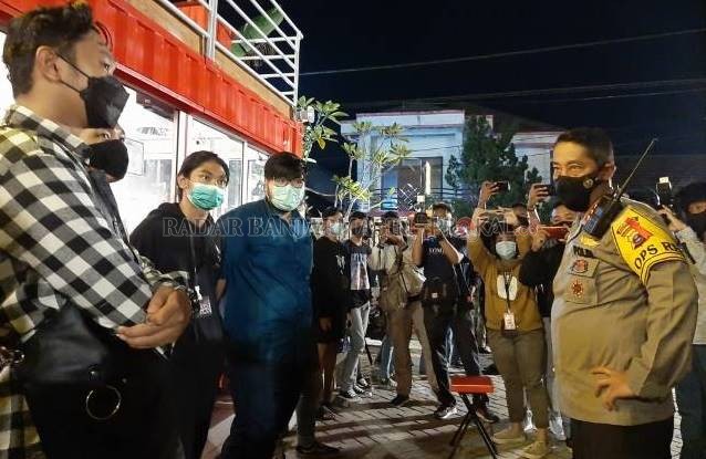 DIPERINGATI: Karyawan di sebuah kafe di Banjarmasin dijejerkan kemudian diberikan peringatan keras oleh Kapolresta Banjarmasin Kombes Pol Rachmat Hendrawan. Gara-gara masih membuka kafe di atas jam 10 malam. | FOTO: WAHYU RAMADHAN/RADAR BANJARMASIN