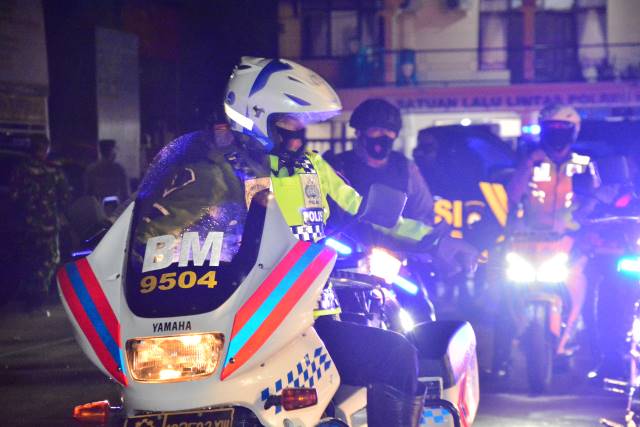 KOMPAK: TNI-Polri dan jajaran pemerintah daerah menggelar patroli gabungan memantau aktivitas keramaian di Amuntai, HSU.