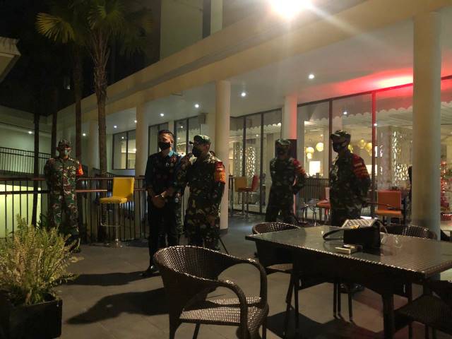 PATROLI: Satgas Covid-19 Banjarbaru dipimpin Letkol Arm Siswo Budiarto saat melakukan patroli ke lokasi-lokasi yang berpotensi terjadi kerumunan pada malam tahun baru. | FOTO:  KODIM 1006 MARTAPURA