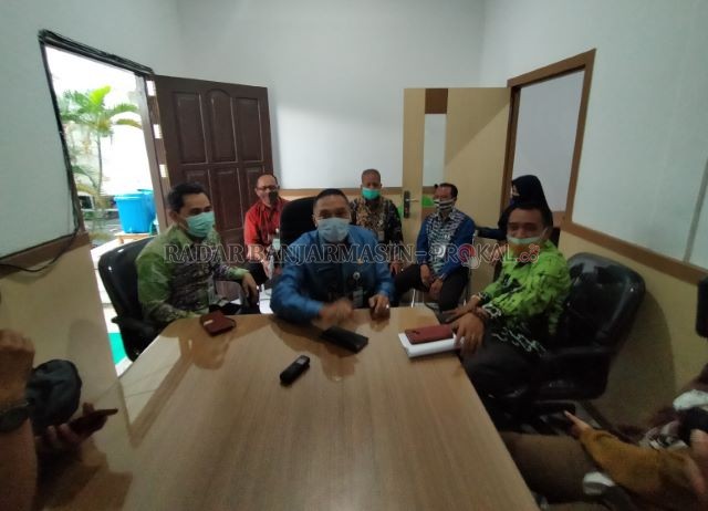 KONFERENSI PERS: Kepala DLH Banjarmasin Mukhyar dan pejabatnya memberikan penjelasan beberapa waktu yang lalu. | Dok/Radar Banjarmasin