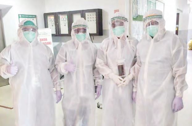 APD LEVEL 3: Tutut, Lutfi , Habibie dan Saleh sudah menangani sedikitnya 15 pasien corona yang meninggal dunia. Pekerjaan mereka amat berisiko dengan penularan virus COVID-19. | FOTO: TUTUT MARPITU FOR RADAR BANJARMASIN