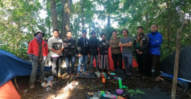 DIPUNCAK: Kedua tim pendaki dari Kota Baru dan Tanah Bumbu saat berada di puncak Gunung Jambangan Kotabaru. Berada di ketinggian 417 meter. | Foto: Zayid/Radar Banjarmasin