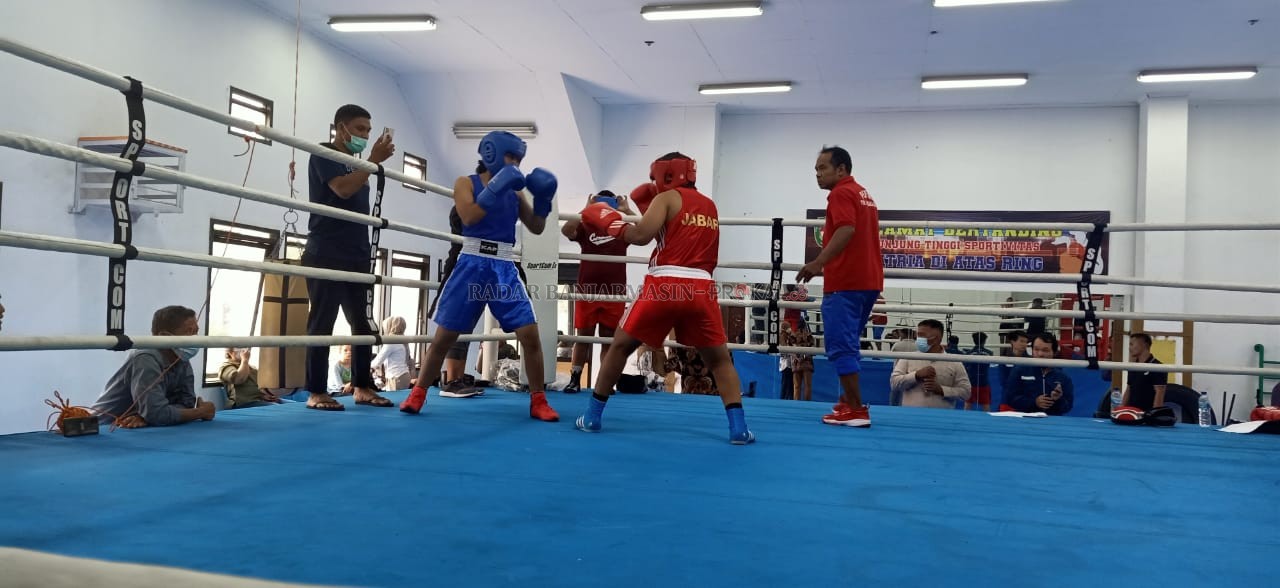 ASAH KEMAMPUAN: Petinju Kalsel berhadapan dengan petinju Jabar di Bandung dalam agenda try out, akhir Desember tadi.