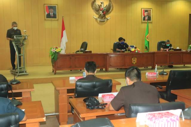 RAPERDA: Wakil Wali Kota Banjarbaru H Darmawan Jaya Setiawan saat menghadiri Rapat Paripurna DPRD Kota Banjarbaru dengan agenda penyampaian tiga Rancangan Peraturan Daerah (Raperda) Kota Banjarbaru di Ruang Graha Paripurna, DPRD Kota Banjarbaru, Selasa (5