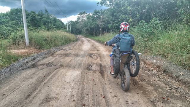 SUDAH RUSAK: Belum genap dua bulan, proyek pengerasan jalan di Bakau sudah berlubang dan ambles.