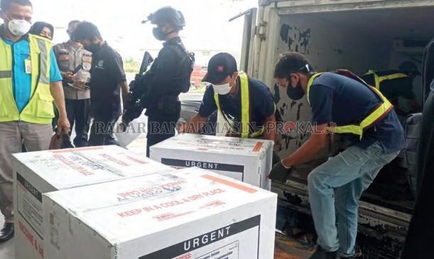 KLOTER PERTAMA: Vaksin Covid-19 saat dimasukkan ke mobil boks di terminal kargo bandara Syamsudin Noor beberapa waktu lalu. Pemko Banjarbaru pastikan sudah siapkan data penerima vaksin kloter pertama. | FOTO: SUTRISNO/RADAR BANJARMASIN