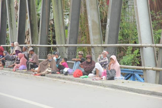 PENGEMIS: Jembatan Sulaha di Jalan Perintis Kemerdekaan, Barabai menjadi pangkalan pengemis. Jumlahnya banyak setiap hari Jumat. | FOTO: JAMALUDDIN/RADAR BANJARMASIN