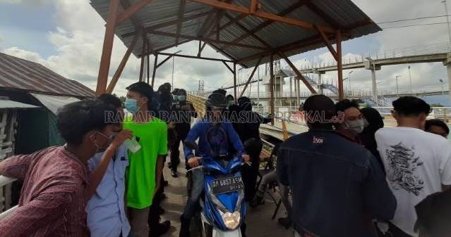 MAU LEWAT: Pengendara yang datang dari Pulau Bromo menyibak kerumunan pengunjung. Foto diambil  (10/1) sore. | FOTO: WAHYU RAMADHAN/RADAR BANJARMASIN